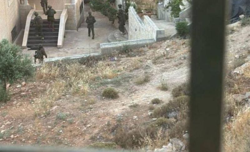 الاحتلال يواصل اقتحام بير الباشا ويداهم عشرات المنازل