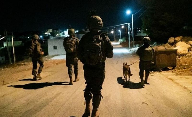 اقتحامات ليلية ومداهمات في عدة مناطق بالضفة
