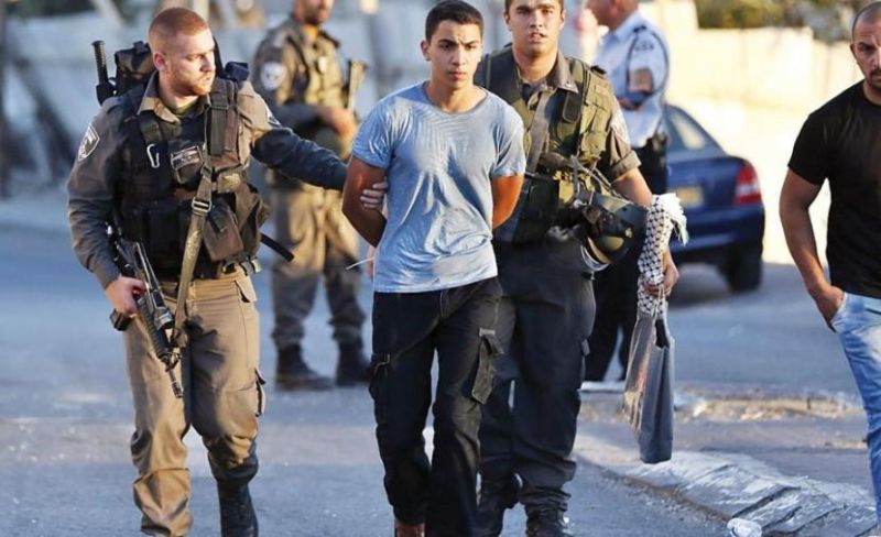 الاحتلال يعتقل شابا شمال القدس