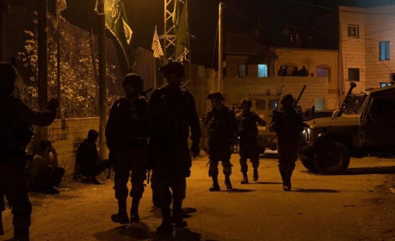 الاحتلال يعتقل 13 مواطنا بينهم امرأة خلال مداهمات بالضفة الغربية