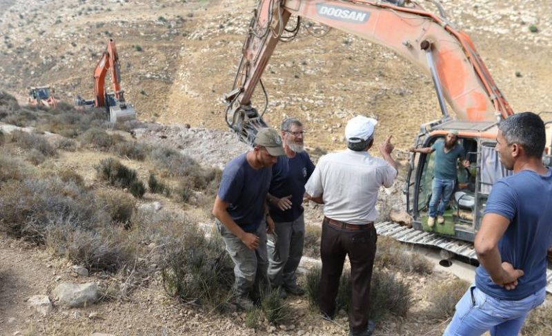 مستوطنون يجرفون أراضي أم صفا ويقيمون بؤرة جديدة