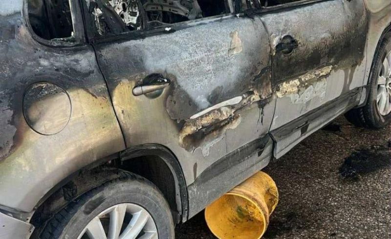 مستوطنون يحرقون مركبتين جنوب الخليل