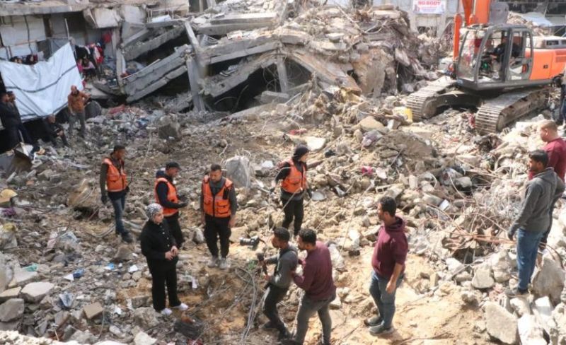 انتشال رفات وجثامين 8 شهداء جنوب مدينة غزة