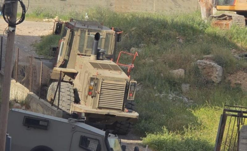 الاحتلال يغلق طريقًا ويجرف أراضٍ في الخليل