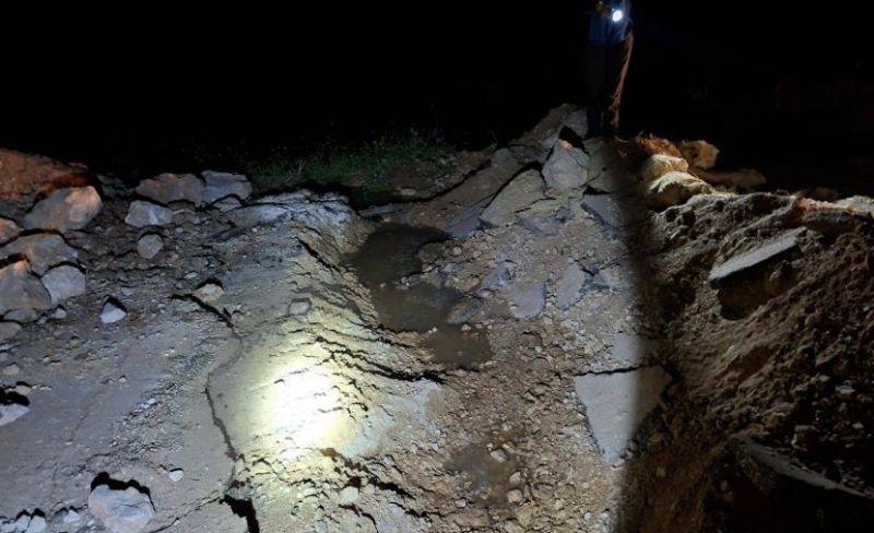 مستوطنون يدمرون طريقا وخط مياه في دوما جنوب نابلس