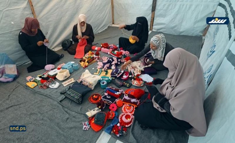 أرامل غزة يُعلنَ أيتامَهنَّ بحياكة مشغولات صوفية