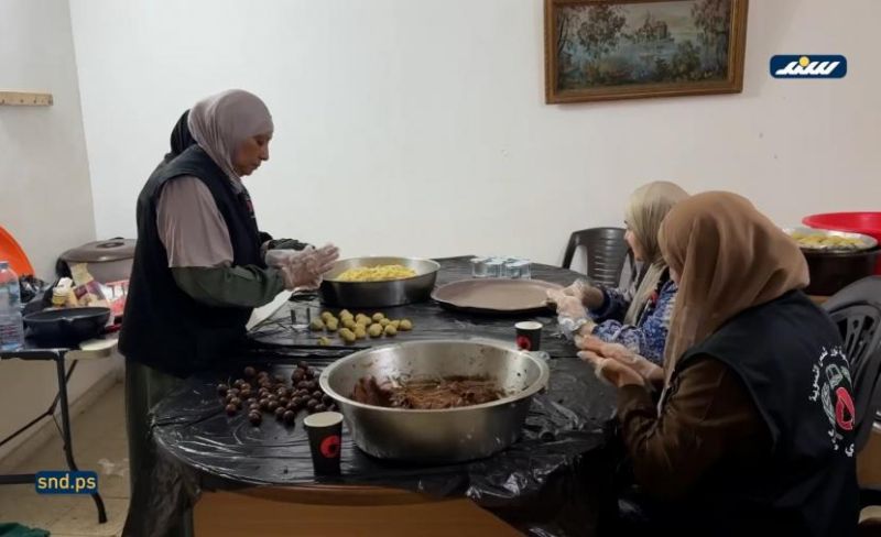 نازحات طولكرم يصنعن المعمول بحثًا عن فرحة سُرقت منهن