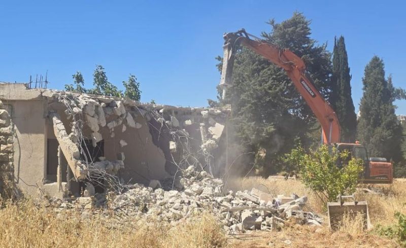 الاحتلال يجبر مقدسياً على هدم منزله في قلنديا