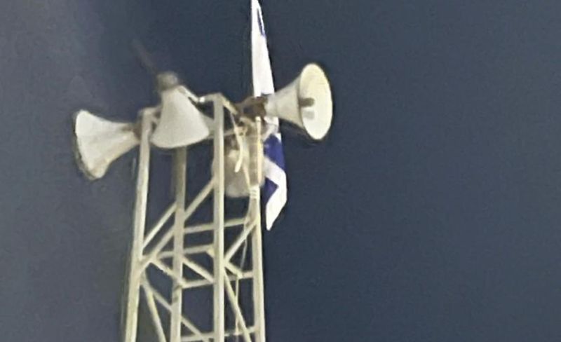 مستوطنون يرفعون العلم الإسرائيلي على مئذنة مسجد بالخليل