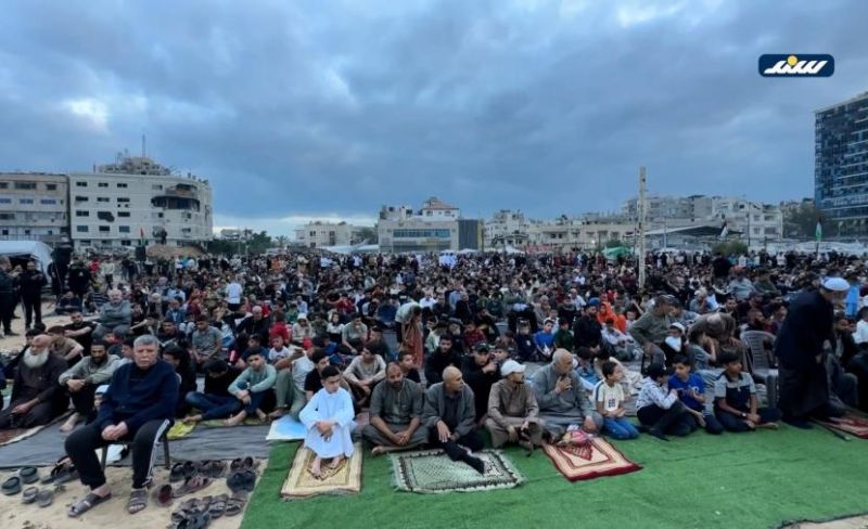 في ساحةٍ دمّرتها الحرب.. الغزيون يؤدون صلاة العيد بغزة