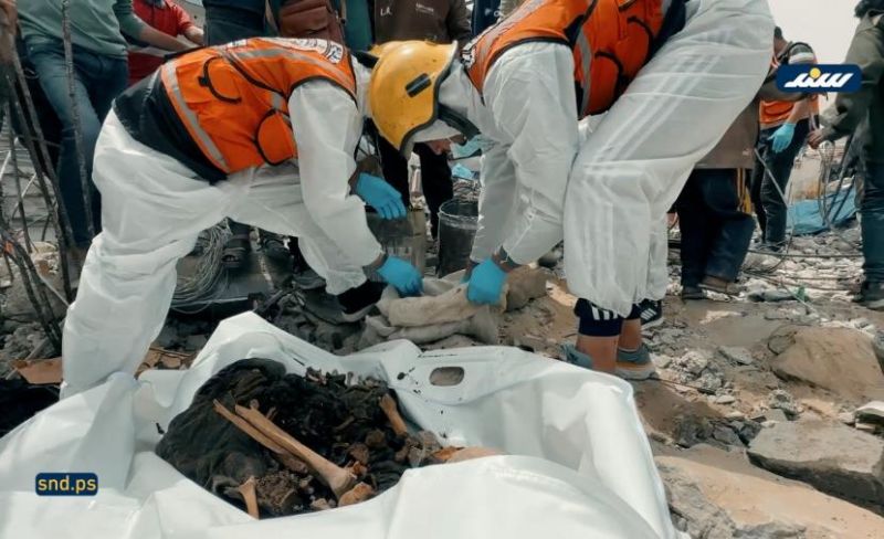 بأيدٍ عارية وأملٍ لا ينطفئ.. انتشال جثتين من أصل 20 تحت أنقاض منزل بغزة