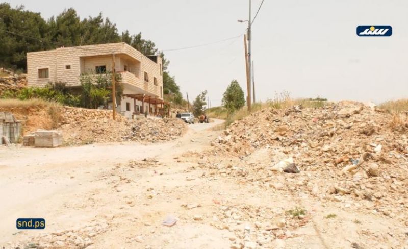 الاحتلال يغلق طرقًا جديدة بالسواتر الترابية في بيت أمر