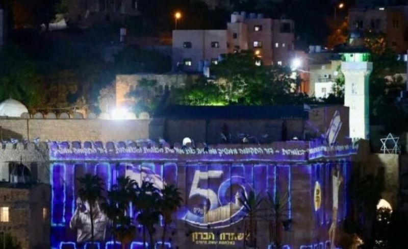 مستوطنون يحتفلون داخل ساحات المسجد الابراهيمي بالخليل