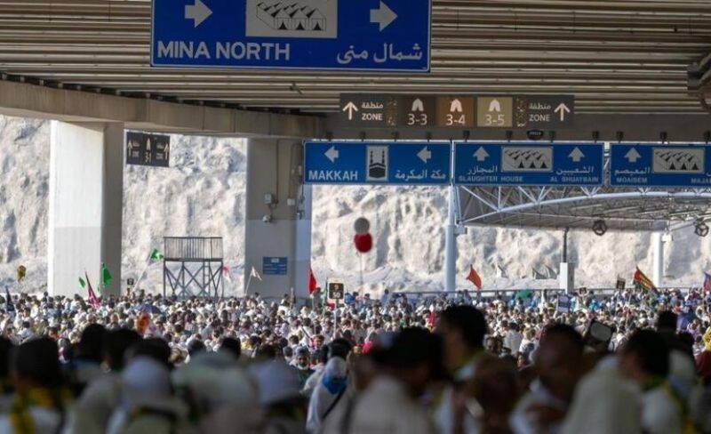 الحجاج يرمون الجمرات في أول أيام التشريق