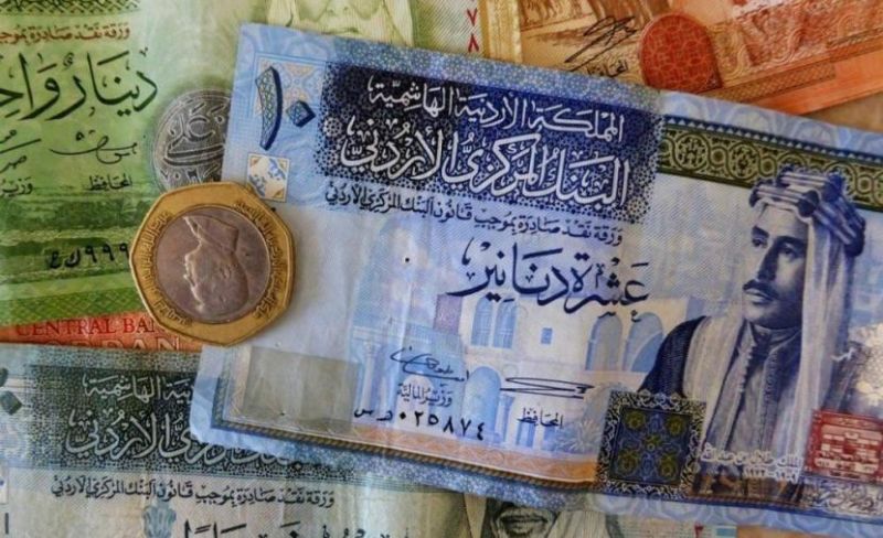 الدينار يفقد ربع قيمته في غزة وسط أزمة سيولة خانقة