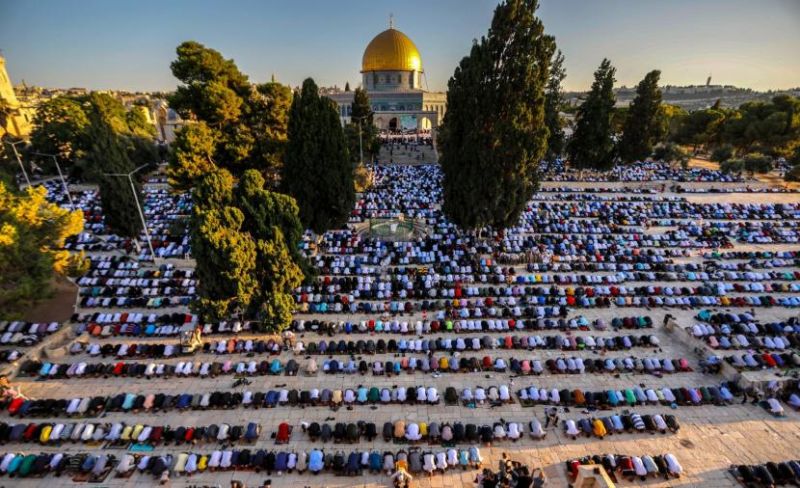 عشرات الآلاف يؤدون صلاة الجمعة في المسجد الأقصى