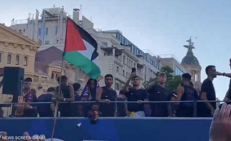 برشلونة يرفع علم فلسطين في موكب التتويج بالدوري الإسباني
