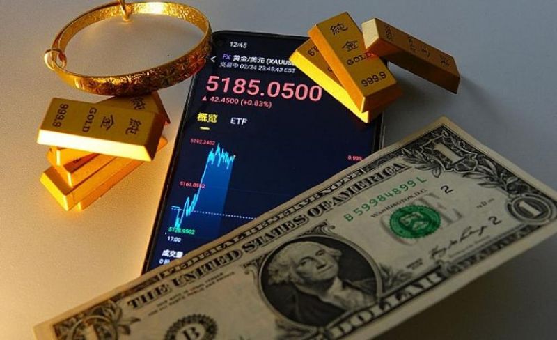 ارتفاع الدولار يُخفض أسعار الذهب