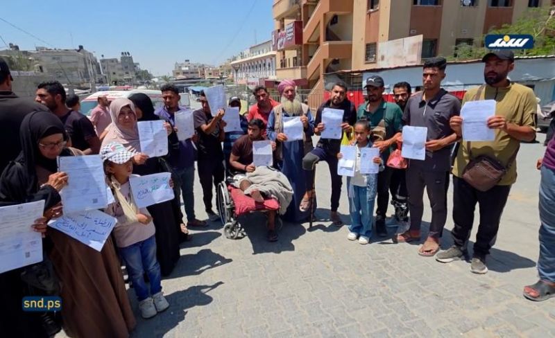 وقفة احتجاجية لمرضى التحويلات الطبية في خانيونس