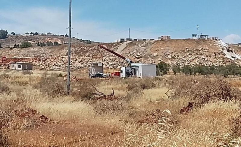 مستوطنون ينصبون بركسات في ترمسعيا شمال رام الله