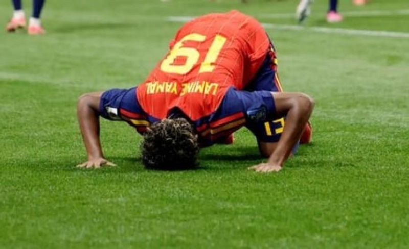 سجود لامين يامال يخطف الأضواء في كأس العالم