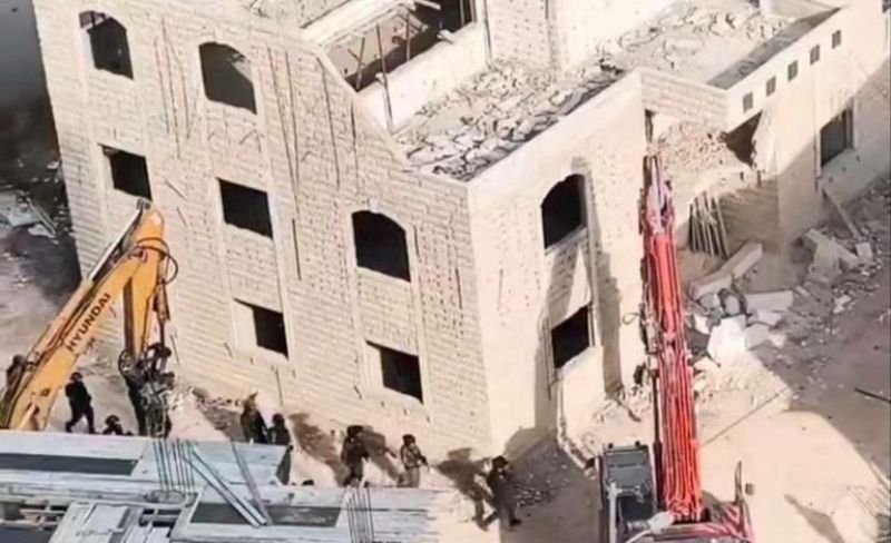 الاحتلال يهدم منزلًا وبناية في كفر عقب شمال القدس