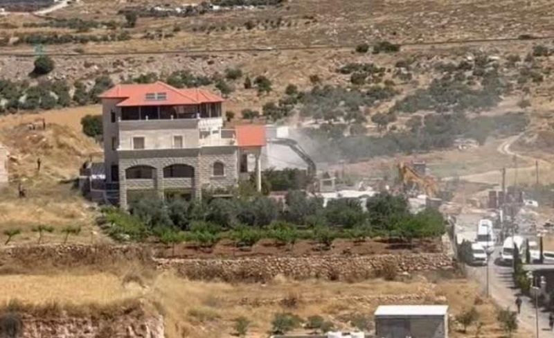 الاحتلال يهدم منزلا ومنجرة جنوبي الخليل
