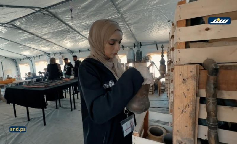 متطوعون يستخرجون كنوزا أثرية من تحت الأنقاض في خانيونس