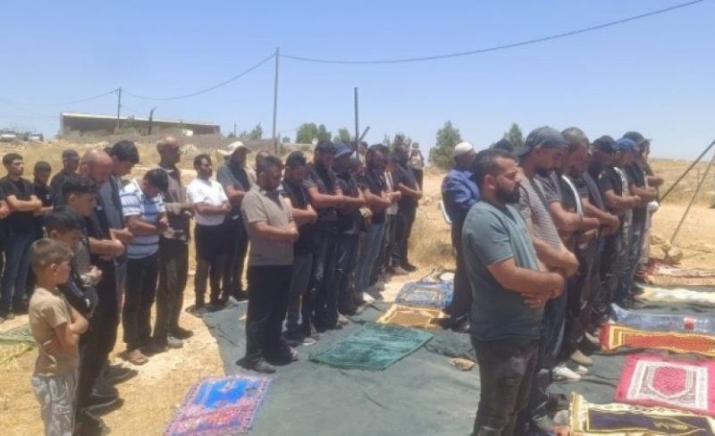 فلسطينيون يُصلون الجمعة الثانية في خلة الحمص