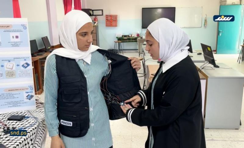 الخليل.. طالبتان مدرسيتان تبتكران سترة ذكية للصحفيين