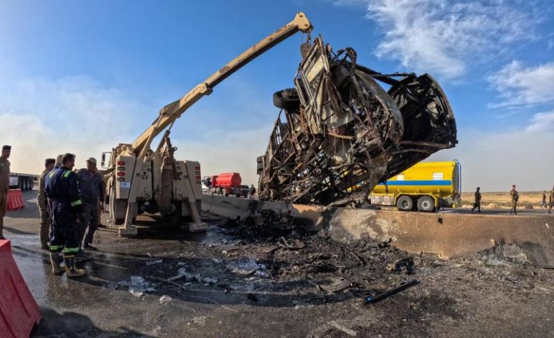العراق.. 21 قتيلًا بتصادم حافلة ركاب في ذي قار