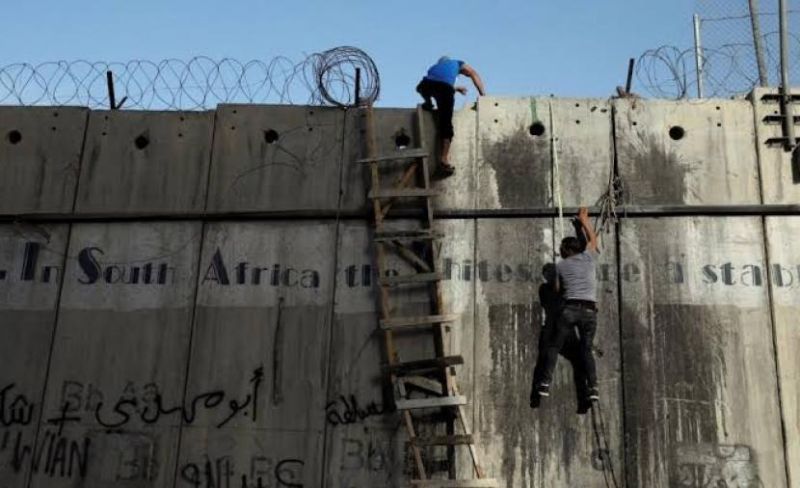 إصابة عامل بعد سقوطه عن جدار الفصل بالقدس