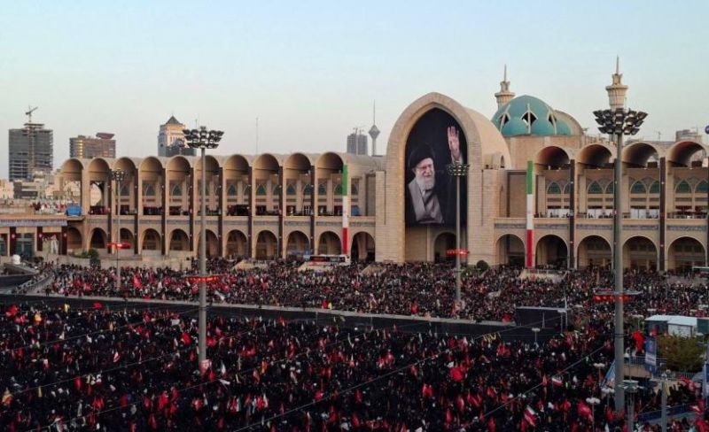 مئات الآلاف يشاركون في مراسم تشييع خامنئي بطهران