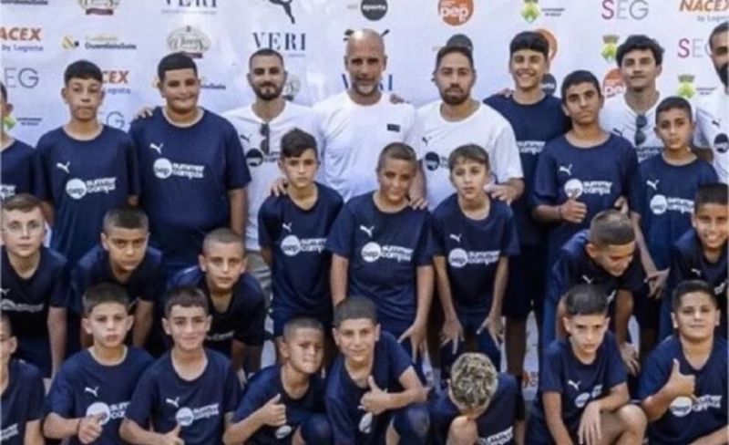 غوارديولا يستضيف 28 طفلاً فلسطينياً في معسكره الصيفي
