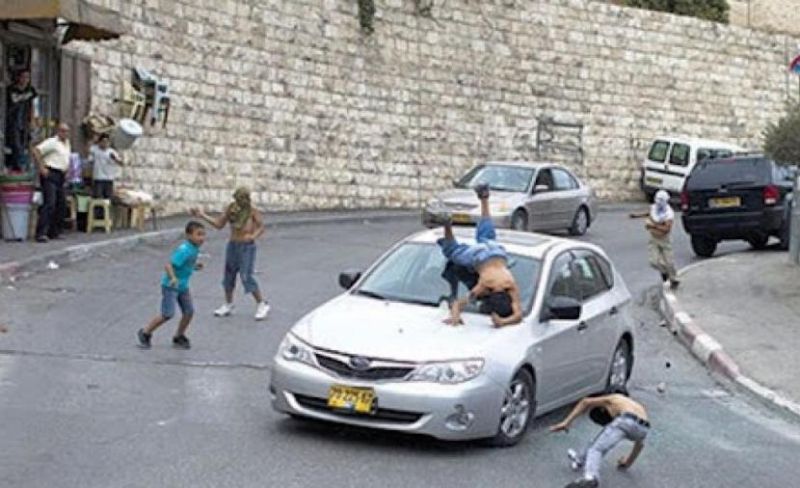 مستوطن يدهس شابين شرق القدس