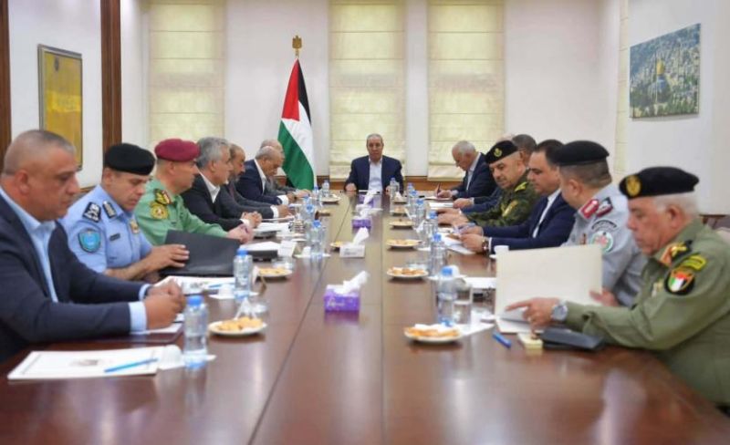 الشيخ يعقد اجتماعا مع قادة الأجهزة الأمنية بالضفة