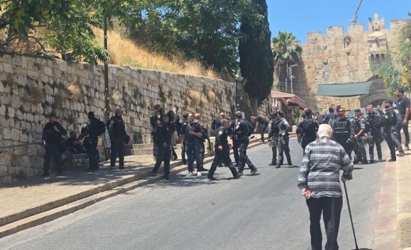 الاحتلال يعتدي على جنازة شاب في القدس