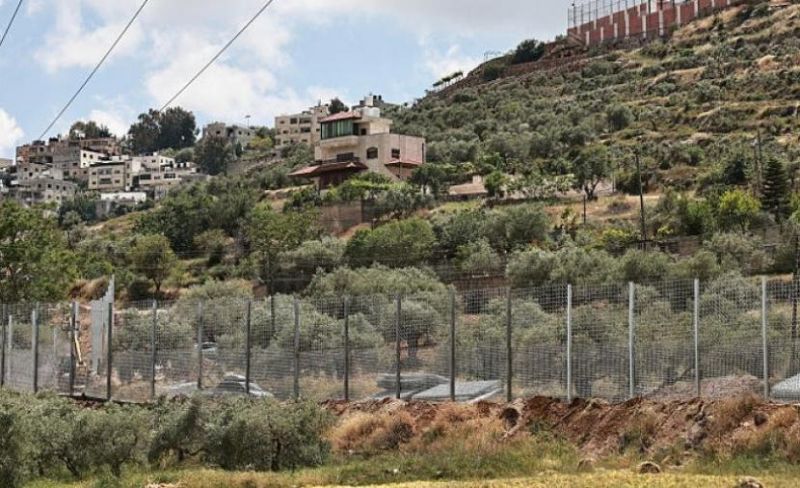 سنجل..اعتداءات المستوطنين لم تمنع المزاعين من حراثة أراضيهم