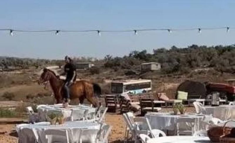 مستوطنون ينظمون حفل زفاف فوق أراضٍ مصادرة بالقدس