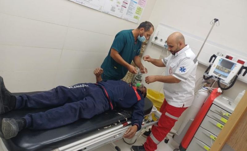 إصابة مواطن وطفلين جراء اعتداء للمستوطنين بالخليل
