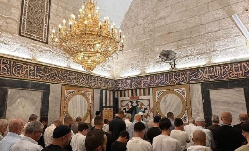 الآلاف يؤدون صلاة الفجر في "الأقصى"