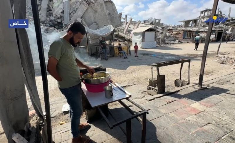 محمد صبيح.. بيد واحدة وعين زجاجية يعيد الحياة لمطعمه في غزة