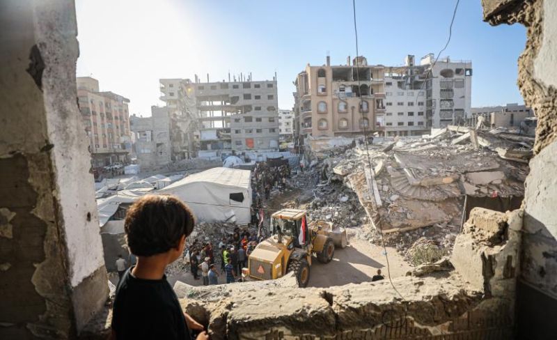 إصابة طفل وإنقاذ عالقين إثر انهيار مبنى متضرر في غزة