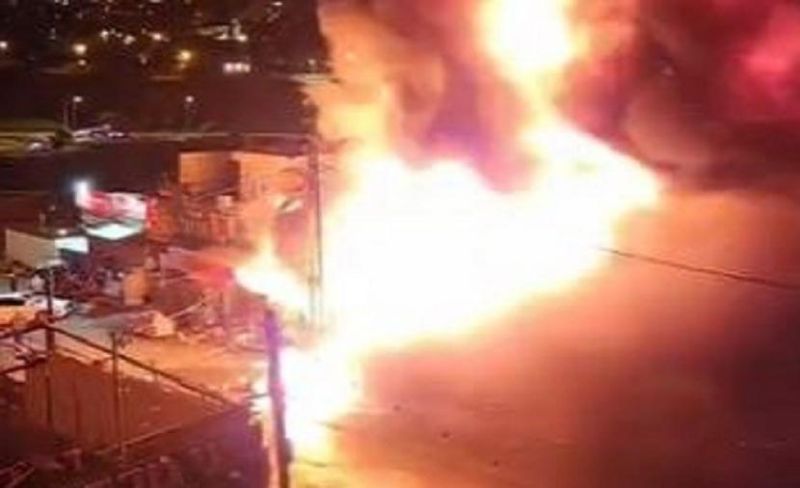 قنابل الاحتلال تتسبب بحرق محال تجارية شرق القدس