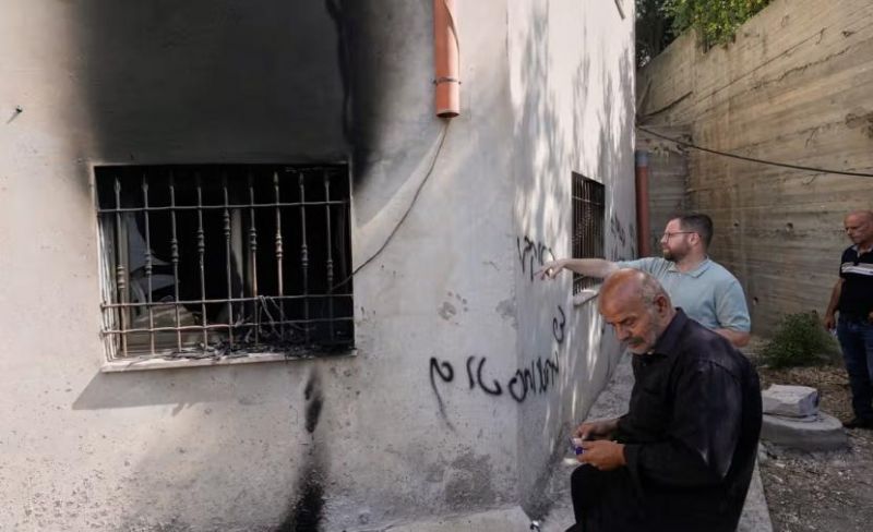 مستوطنون يحرقون مسكنًا وغرفة زراعية في مسافر يطا