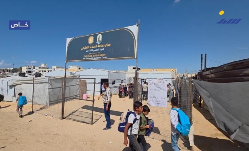 في يومهم العالمي.. معلمو غزة يواصلون مهنتهم وسط الخيام