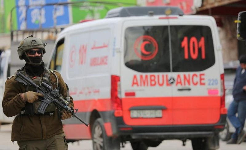 الاحتلال يحتجز مركبة إسعاف خلال نقلها مصاب في دوما