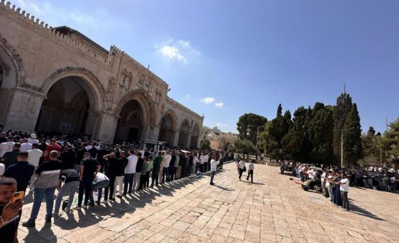 عشرات الآلاف يؤدون الجمعة في المسجد الأقصى
