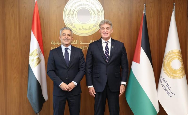 الشنار يطلع السفر المصري على التحديات المصرفية