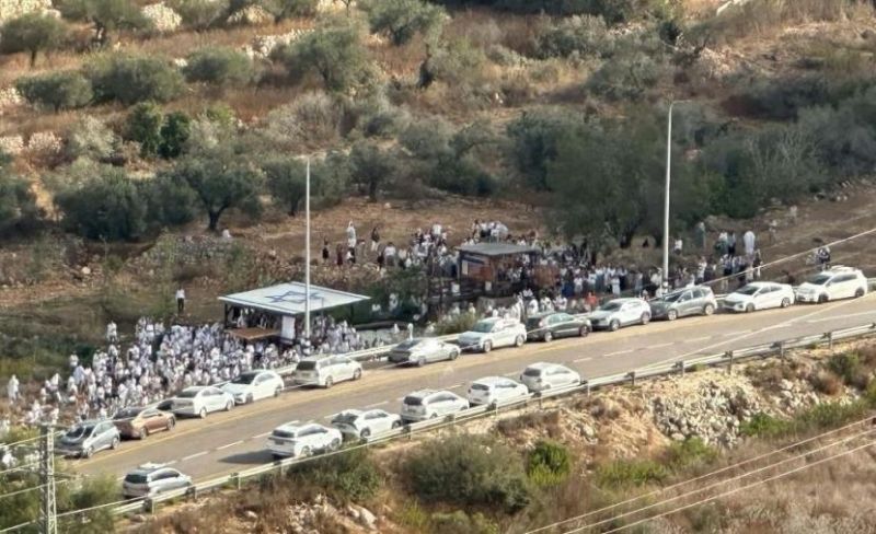 مستوطنون يقتحمون واد ريا ويغلقون طرقاً شمال غرب رام الله